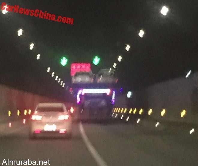 شاحنة نقل ضخمة تسير عبر الأنفاق الضيقة بالصين 3