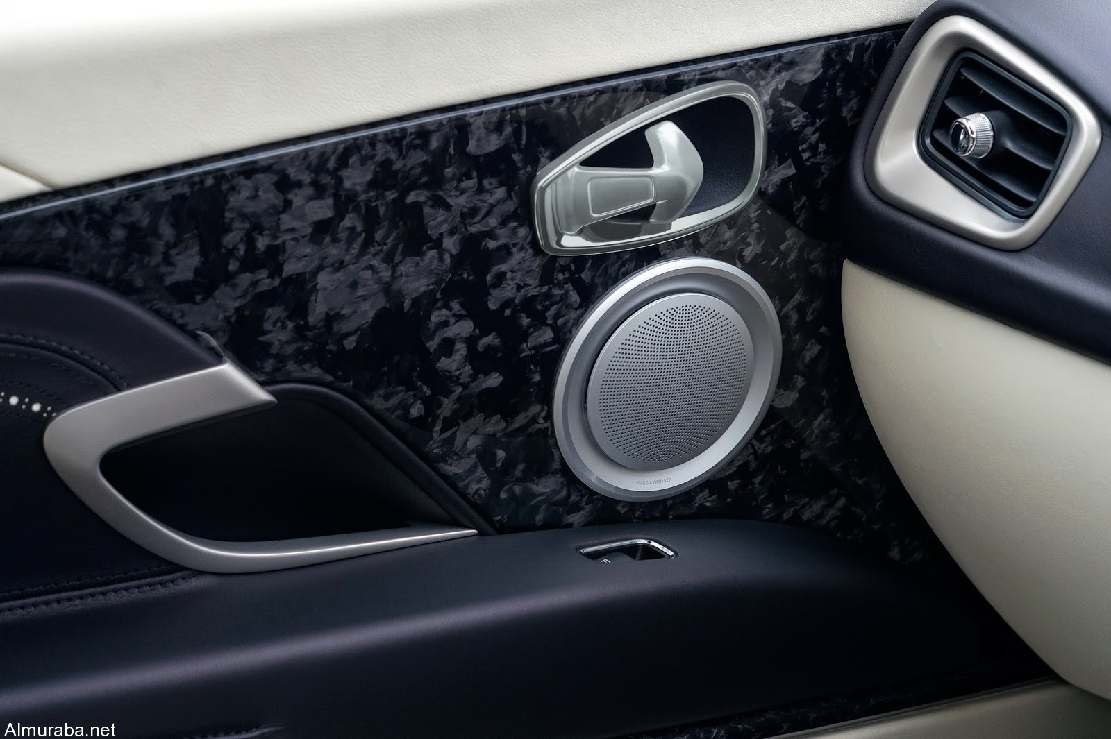 إطلاق سيارة "استون مارتن" DB11 بمعرض سيارات جنيف Aston Martin 2017 إطلاق سيارة "استون مارتن" DB11 بمعرض سيارات جنيف Aston Martin 2017 30