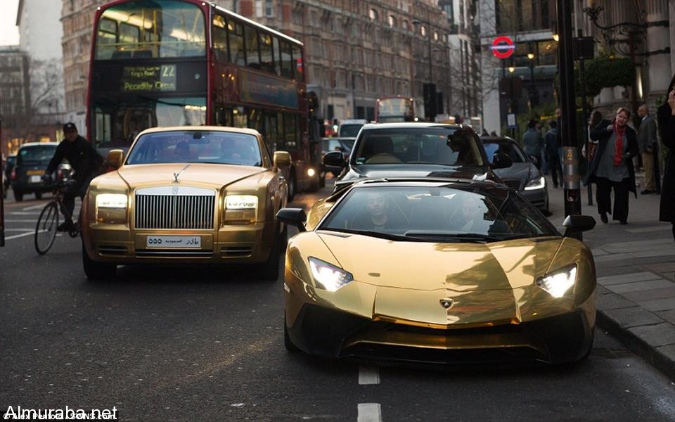 "بالصور والفيديو" خليجيين يستعرضون بسياراتهم المطلية بلون الذهب في شوارع لندن 5c528bce-132a-4349-a336-74e181627fb9