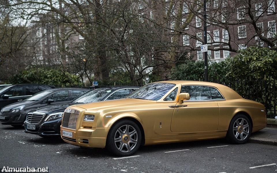 "بالصور والفيديو" خليجيين يستعرضون بسياراتهم المطلية بلون الذهب في شوارع لندن 8655d6e1-1c90-4fba-8245-e6a7afcb3494