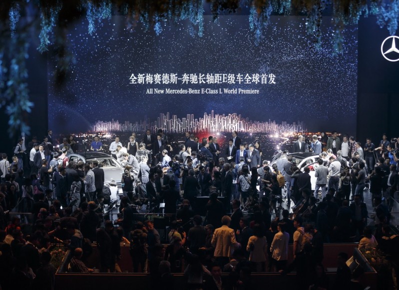 "مرسيدس بنز" E-Class LWB خاصة الصين تبدو كـ"مايباخ صغيرة" Mercedes-Benz 2017 30