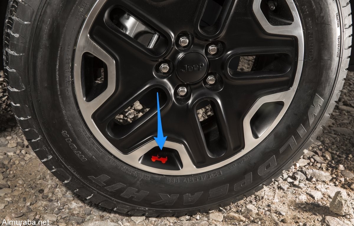 ”بالصور” شاهد وتعرف على بعض العلامات الخفية في سيارة جيب theres-an-old-willys-jeep-painted-on-each-of-the-wheels-on-the-trailhawk-trim