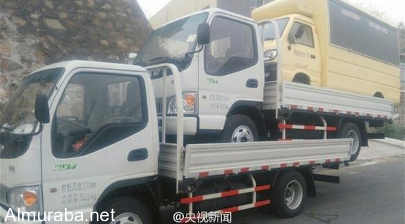 “بالصور” شاهد سائق يقود 3 شاحنات في آن واحد على طريق سريع