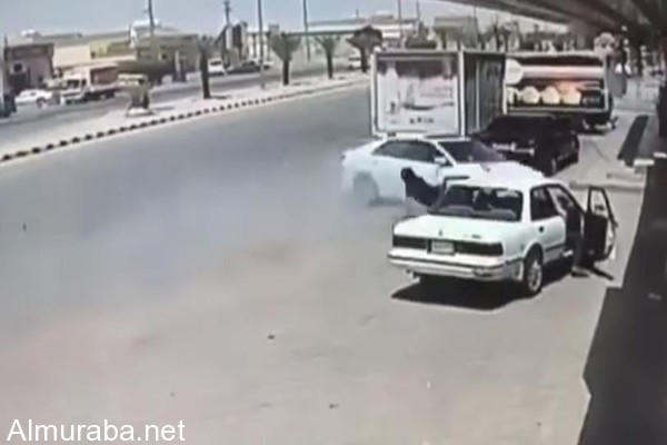 “فيديو” شاهد نجاة شخص بأعجوبة من حادث دهس مروع في حفر الباطن