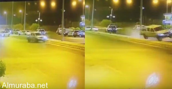 “فيديو” خروج خاطئ يتسبب بحادث اصطدام وانيت بـ نخلة على طريق بسكاكا