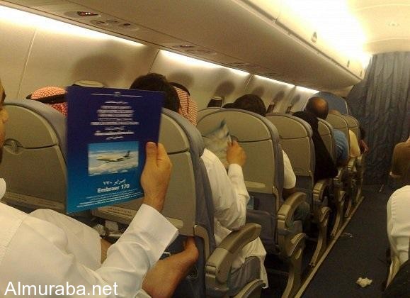 من له الحق في استخدام ذراع المقعد بالطائرة؟