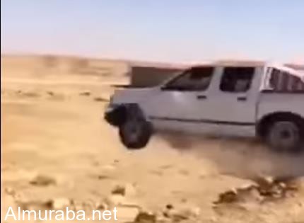 “فيديو” شاهد شاب يحطم سيارته متعمداً وسط تهليل أقرانه