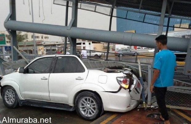 "بالصور" شاهد عاصفة قوية بالأحساء تتسبب بسقوط لوحة إعلانية على سيارة e2627231-c27f-4381-97bc-20bc442945dc-620x401