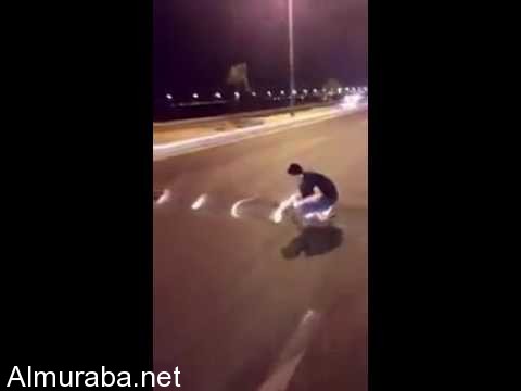 “فيديو” شاهد مطب صناعي مفاجئ يصطاد المركبات وشابان يتطوعان لتوضيحه للسائقين