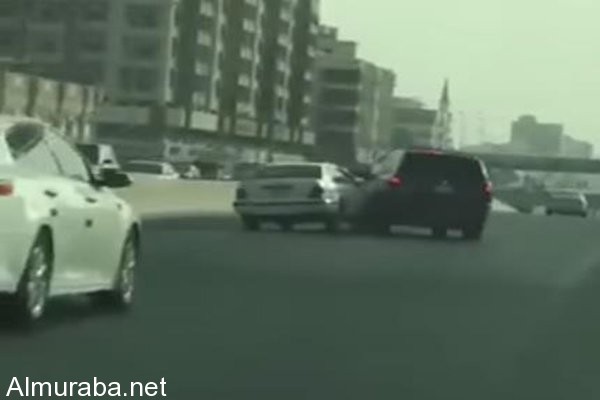 “فيديو” شاهد عناد سائقَين متهورين على طريق عام بجدة يتسبب بحادث انقلاب