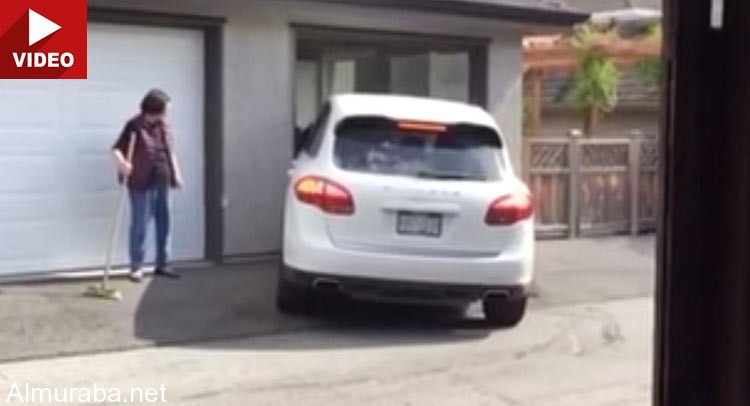 "فيديو" شاهد إمرأة تحطم بورش كايين عدة مرات عند محاولتها إيقاف السيارة في الكراج "فيديو" شاهد إمرأة تحطم بورش كايين عدة مرات عند محاولتها إيقاف السيارة في الكراج 11