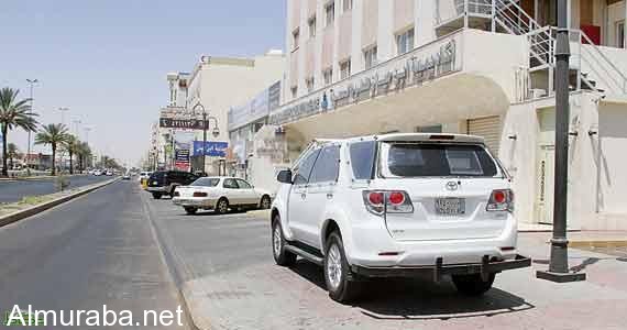 “فيديو” شاهد مجهول يحطم إحدى كاميرات ساهر ويفر بسيارته