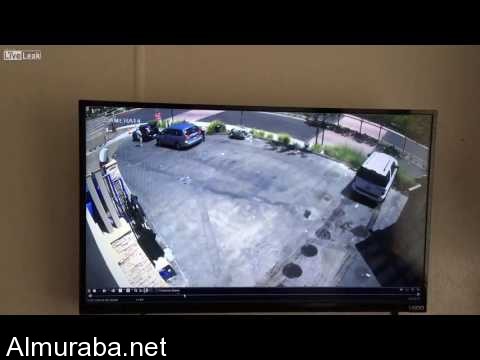 “فيديو” عامل مغسلة يحطم سيارة زبون بعد ان تظاهر بأنه يعرف القيادة