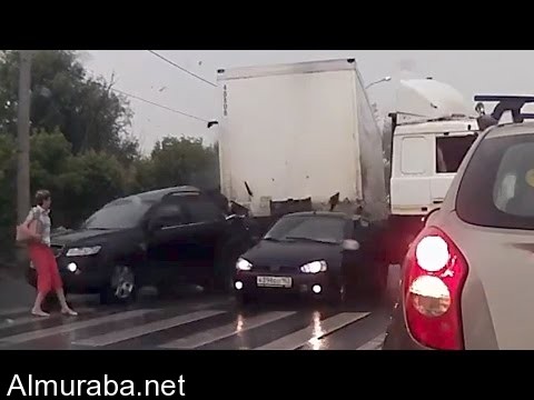 “فيديو” شاهد حادث عنيف بسبب توقف إمرأة لعبور الطريق
