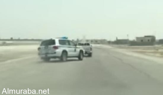 “فيديو” شاهد مطاردة على طريق سريع تنتهي بانقلاب مركبة تابعة لأمن الطرق