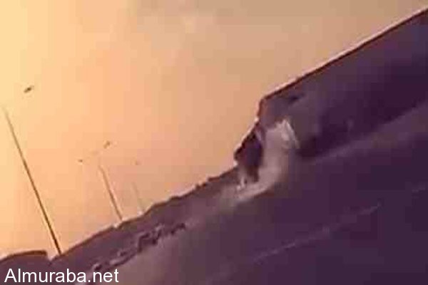 “فيديو” شاهد لحظة اصطدام مفحط بشاحنة ومصرعه بالرياض