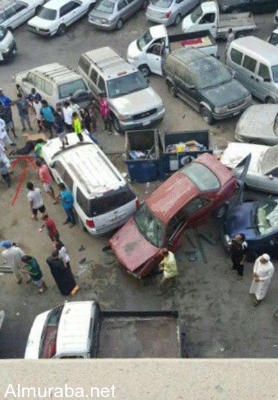 “فيديو” شاهد سيارة تهوي من أعلى جسر بجدة.. وسائقها ينجو بأعجوبة