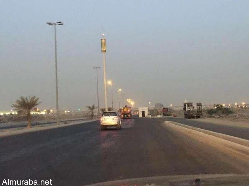“بالصور” شاهد مواطن يرصد وجود غرفة تتوسط شارعًا حيويًّا بجدة
