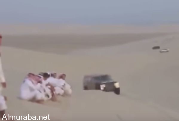 “فيديو” شاهد حادث السيارة السوداء في صحراء المملكة يثير الديلي ميل