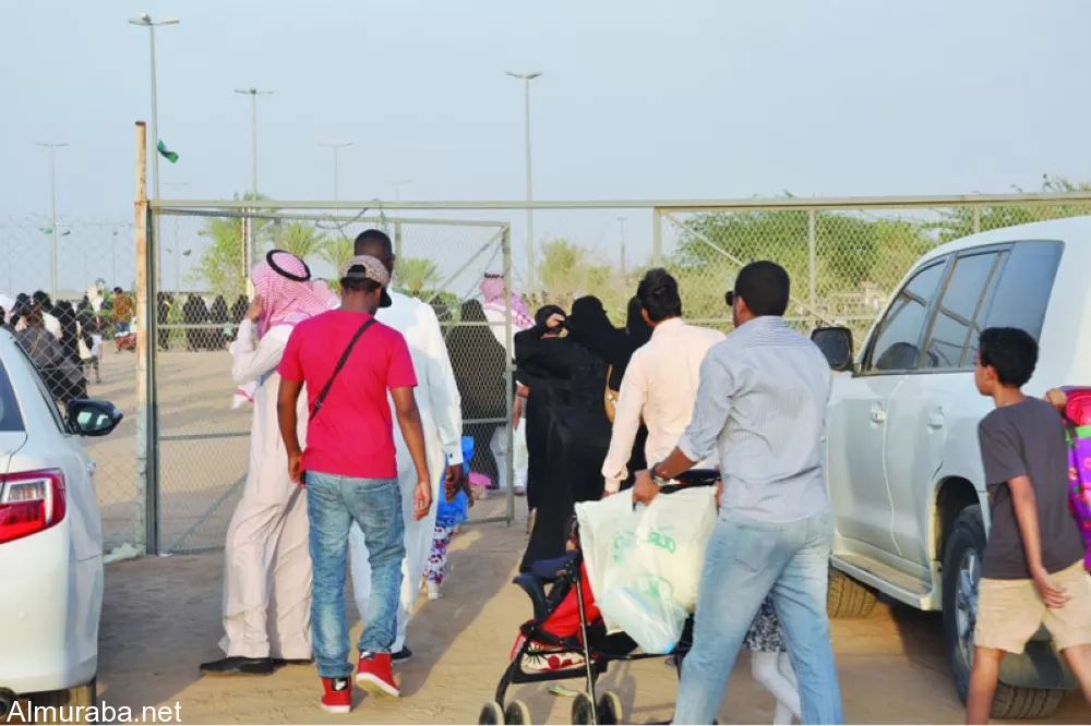 ”مصادر” بعض زوار سوق عكاظ يعترضون على بعد المواقف الخارجية عن مدخل السوق Sans titre