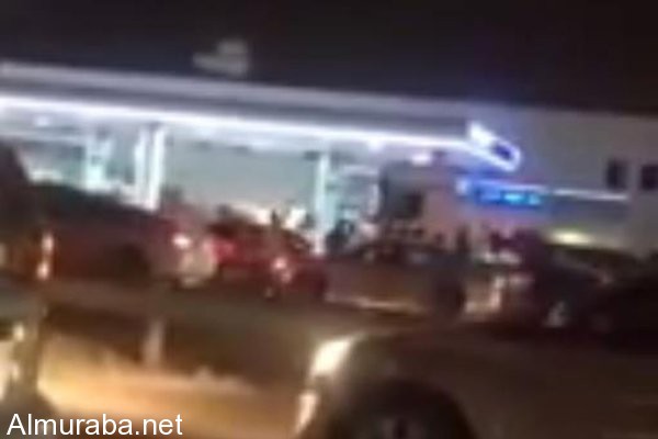 “فيديو” شاهد سائق شاحنة يعرّض مواطنين لخطر الدهس ويصطدم بعدة سيارات بالرياض