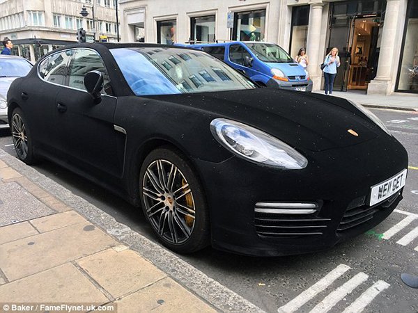 “بالصور” ثري مجهول يدلّل سيارته البورش بانميرا بإضافة تحسينات باهظة