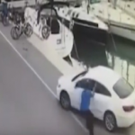 “فيديو“ شاهد صياد ينسى السيارة على وضع الرجوع للخلف فتسقط في الماء 2