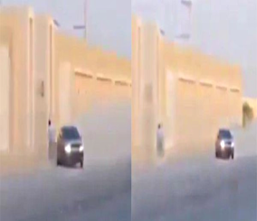 “فيديو” شاهد نجاة مقيم بأعجوبة من الدهس على يد مفحِّط