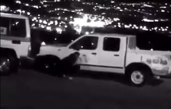 “فيديو” شاب يغافل رجل مرور ويهرب بسيارته بعد إيقافه لمخالفته الأنظمة
