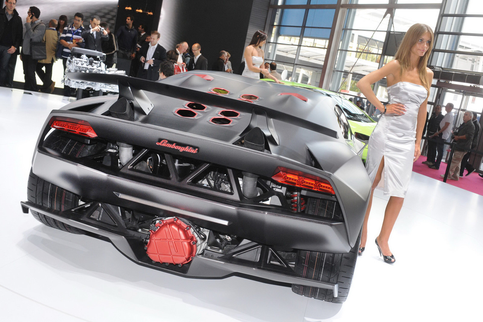 "لامبورجيني سيستو إليمينتو" معروضة للبيع في لندن مقابل 3 مليون دولار أمريكي 2