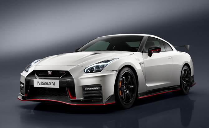 2017-nissan-gt-r
