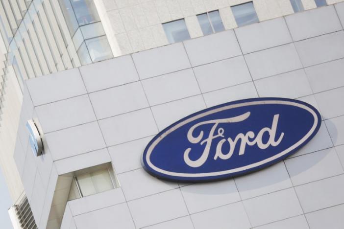 الجهات التنظيمية بالولايات المتحدة تفتتح تحقيقا يخص مكابح شاحنات بيك أب فورد Ford F-150 A Ford logo is pictured at a store of the automaker, in Mexico City