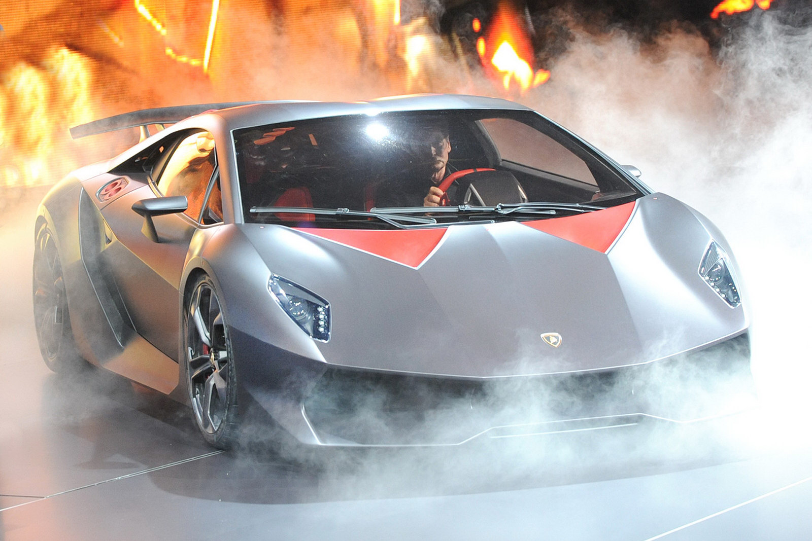 "لامبورجيني سيستو إليمينتو" معروضة للبيع في لندن مقابل 3 مليون دولار أمريكي 4