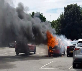 “فيديو“ شاهد عائلة تنجو من حريق هائل شب في سيارتهم