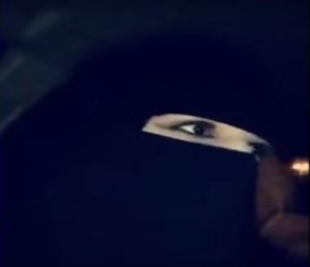 “فيديو“ شاهد شاب يتنكر في زي نسائي ويقود سيارته بنجران…والشرطة تلقي القبض عليه