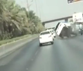 “فيديو“ شاهد انقلاب مروع لسائق في حالة غير طبيعية على طريق سريع بالرياض