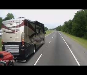 ”فيديو” شاهد لحظة انقلاب شاحنة أثناء محاولة تفادي دراجة في الصين