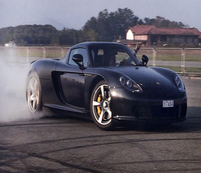 “فيديو” شاهد أجدد استعراض دريفت احترافي قامت به بورش ”كاريرا جي تي” Porsche Carrera GT