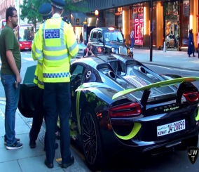 ”فيديو” شاهد شرطة لندن تخالف سيارة بورش 918 سبايدر كويتية 1