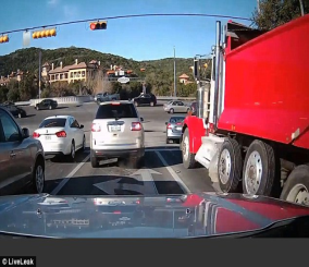 “فيديو“ شاهد شاحنة ضخمة تقتحم إشارة المرور وتصطدم بسيارة 8