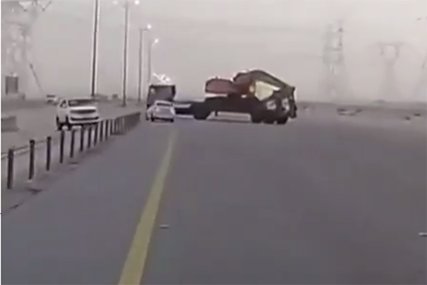 “فيديو” شاهد سائق يفاجأ بشاحنة تقطع طريق الدمام الأحساء وينجو من التصادم بأعجوبة