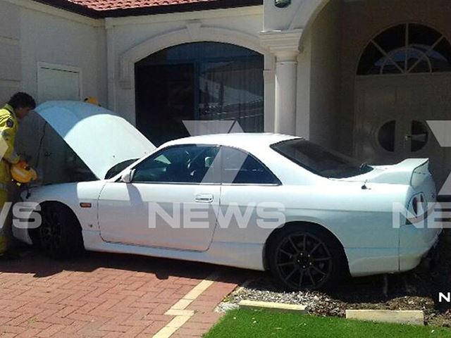 شاب أسترالي بعمر 17 عام يشتري R33 نيسان سكاي لاين ويرتطم بها في منزل بعد ساعة