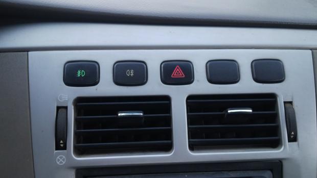 "بالصور" شاهد مفتاحان مهمان في طبلون السيارة لايستغله الكثيرون img_20161001_172928