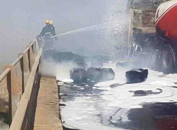 “فيديو“ شاهد اندلاع حريق في 4 مركبات بينها شاحنتا وقود بمحايل عسير 170a9627-3abc-4ba9-97b8-4f7dfedabe29-620x455