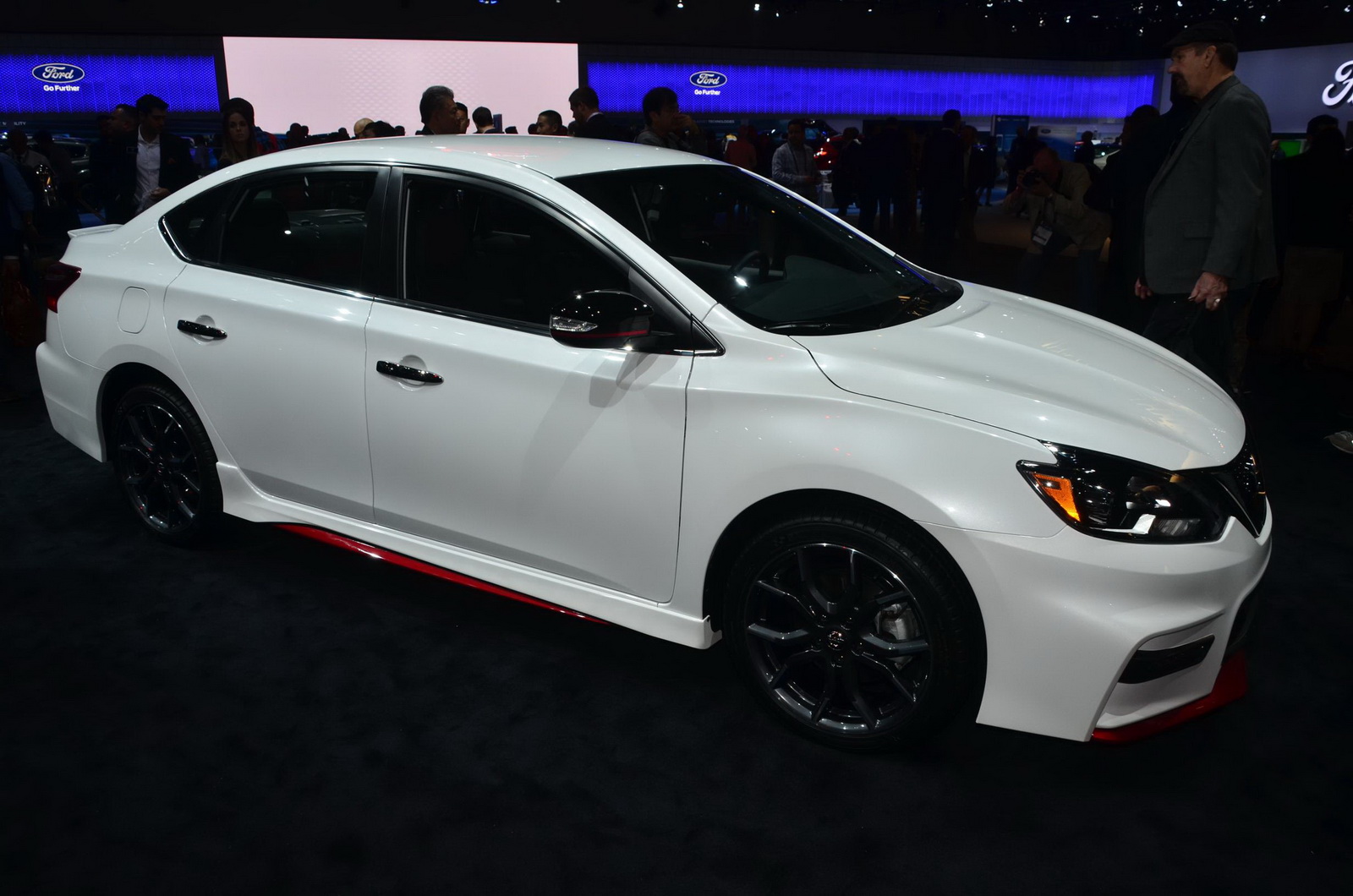 "نيسان" تدشن نسخة النيسمو عالية الأداء للسينترا 2017 بلوس أنجلوس Nissan Sentra Nismo 6