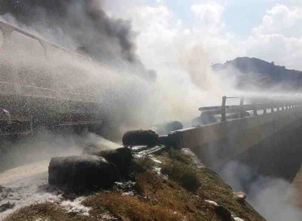 “فيديو“ شاهد اندلاع حريق في 4 مركبات بينها شاحنتا وقود بمحايل عسير 6ba2a139-6603-40e6-8ce2-df6eb6c8b6fa-620x455