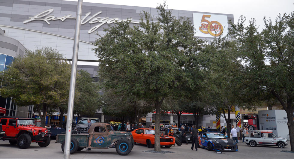 السلطات الأمريكية تصادر قطع سيارات صينية مقلدة في معرض SEMA sma