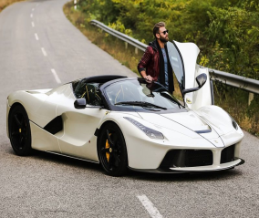 “فيديو“ شاهد لافيراري ابيرتا بيضاء اللون تصرخ بأعلى صوتها على طرقات مبللة