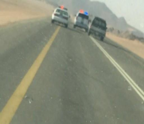 “فيديو“ شاهد جزءاً من عملية إنقاذ لعائلة بعدما علقت دواسة الوقود في سيارتهم