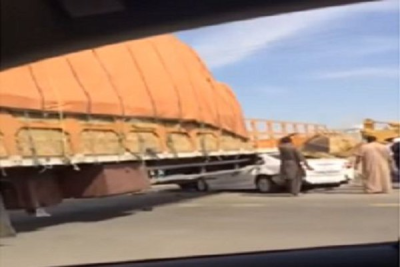 “فيديو“ شاهد حادث مروع لسيارة من نوع كامري بعد اصطدامها بشاحنة محملة بالأعلاف sans-titre